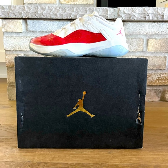 Air Jordan 11 CMFT low (GS) red and white in a size 5.5Y - Picture 1 of 4